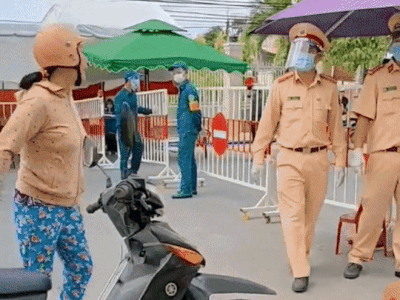 'Chị gái không đeo khẩu trang' lớn tiếng chửi bới, xông vào tấn công CSGT ở chốt kiểm dịch gây phẫn nộ