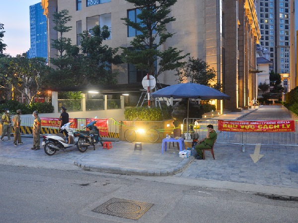 Hà Nội: Phong toả tạm thời chung cư cao cấp tại quận Tây Hồ, đưa 2 F1 đi cách ly tập trung