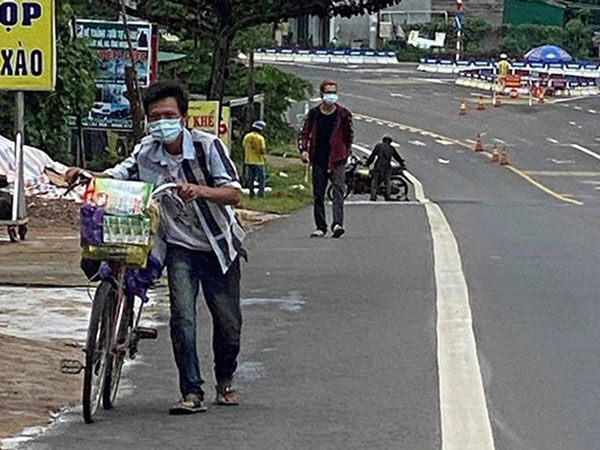 Bị trộm lấy xe máy, 2 anh em dãi nắng đi bộ 400km về quê và 'cái kết đẹp' ở gần cuối hành trình
