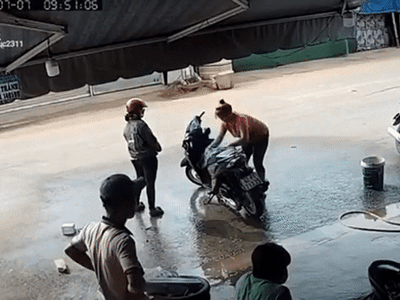 Mải nhìn điện thoại, thanh niên đi xe máy tông thẳng vào 2 phụ nữ đang rửa xe, hành động sau đó càng gây bức xúc