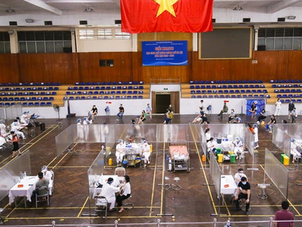 Ảnh: Hà Nội lập vách ngăn riêng biệt, tiêm vắc-xin cho người dân phòng dịch Covid-19