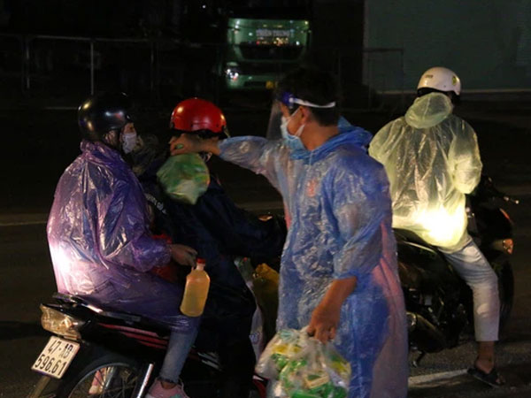 Trắng đêm phát nhu yếu phẩm cho hàng ngàn người về quê tránh dịch