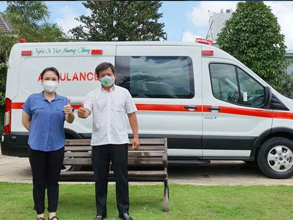 Hứa là làm, NS Việt Hương đích thân trao xe cứu thương trị giá 3 tỷ cho ông Đoàn Ngọc Hải: Hành động đẹp lan toả giữa mùa dịch!