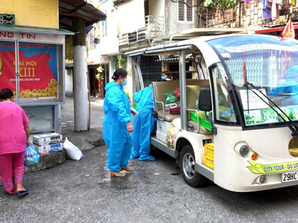 Xe điện chở lương thực vào tận ngõ hỗ trợ người dân bị cách ly