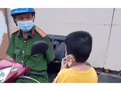 Thấy cậu nhóc đạp xe ra đường, chiến sĩ công an gọi lại hỏi chuyện thì dở khóc dở cười trước 'lời khai' thật thà của bé