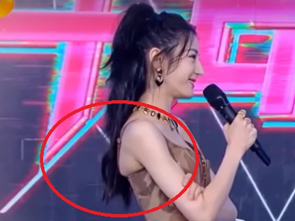 Địch Lệ Nhiệt Ba mặc corset và nhận ngay cái kết đắng hơn cả bồ hòn