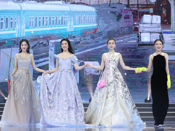 Sao Hoa ngữ chung khung hình: Dương Tử bị 'át vía' liên hoàn, Lưu Diệc Phi cũng chẳng khá hơn, nhưng có một bộ ảnh netizen chẳng chê được ai
