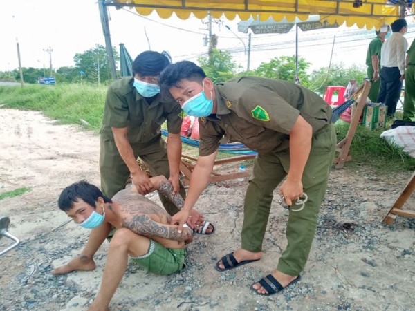Khống chế thanh niên xăm trổ đấm đại úy công an ở chốt kiểm dịch