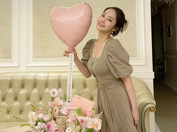 Nhờ vòng 1 'khủng' mà Park Min Young sexy áp đảo người mẫu hãng, lên đồ đơn giản cũng hút mắt hết cỡ
