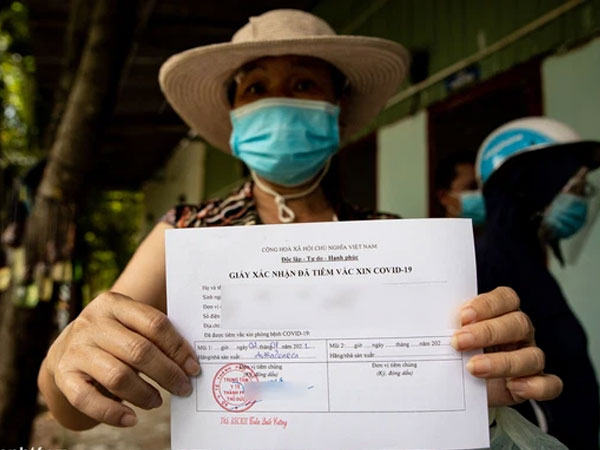 Ảnh: Người nghèo trong khu phong tỏa ở TP.HCM phấn khởi khi các đội vaccine lưu động đến tận nơi để tiêm chủng