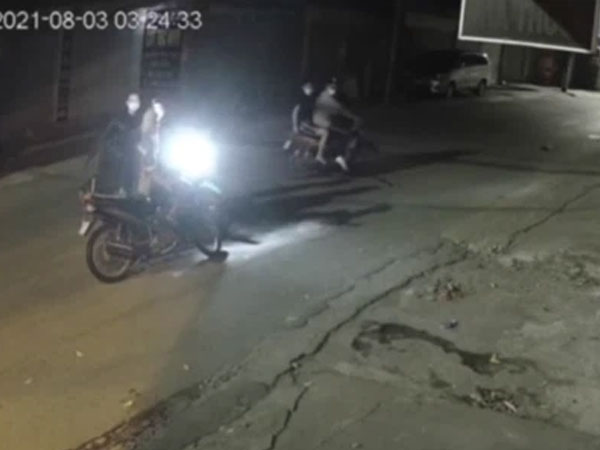 Nhóm thanh niên ở Hà Nội chặn đầu cướp xe máy của nữ công nhân môi trường lúc rạng sáng mặc nạn nhân van xin, gào khóc thảm thiết