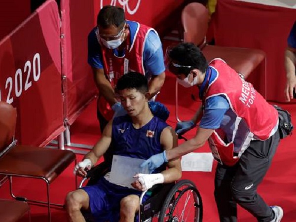 Võ sĩ Nhật Bản vẫn giành chiến thắng tại Olympic Tokyo dù bị đấm đến 'suýt chết', phải rời nhà thi đấu trên xe lăn