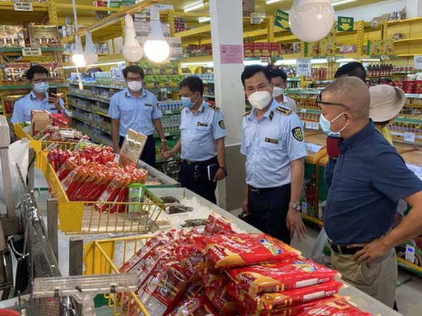 Phạt Bách Hóa Xanh gần 6 triệu đồng vì bán hàng không niêm yết giá, hàng quá hạn sử dụng