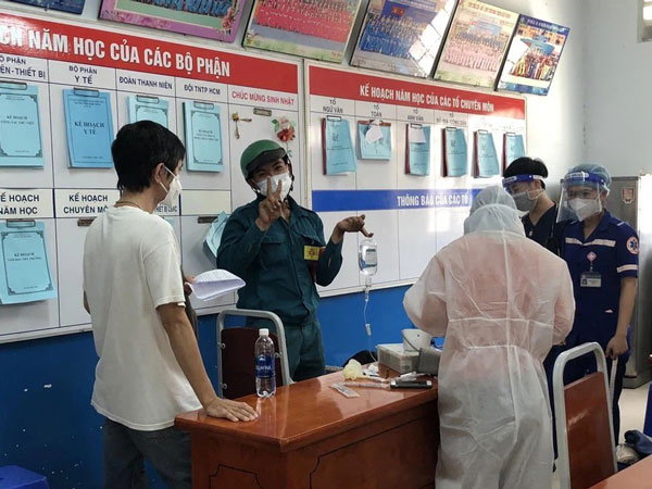 Chàng dân quân tự nhận là 'cây treo nước biển chạy bằng cơm' - hình ảnh trong trạm y tế khiến MXH rần rần chia sẻ