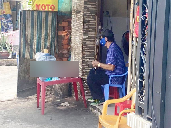 Cô gái trẻ ra chốt phong tỏa rình chụp trộm ông chú U70, phản ứng sau đó khiến tất thảy cười 'chảy nước mắt'