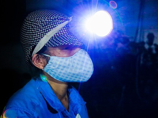 Ấm lòng: Được tặng 5 chiếc xe máy, nữ lao công ở Hà Nội bị cướp xe trong đêm đã tặng lại 2 chiếc cho đồng nghiệp