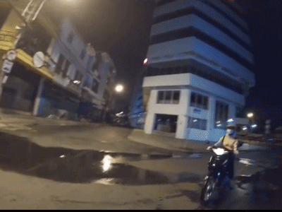 Nửa đêm vẫn còn ở giữa đường bị dân quân tự vệ vẫy vào hỏi thăm, cô gái chỉ đưa mảnh giấy 'quyền lực' lập tức được cho qua