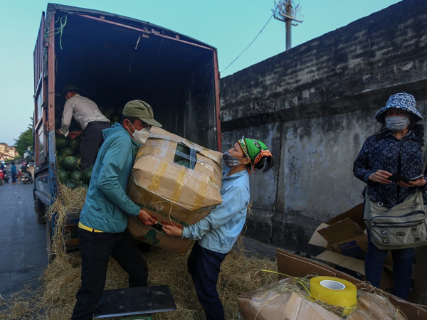 Tiểu thương chợ Long Biên nháo nhào bán tháo hàng tấn dưa hấu, củ đậu... khi hay tin chợ bị phong tỏa: 'Lỗ cũng phải bán hết'
