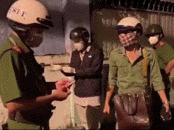 Thanh niên ra đường sau 18 giờ nhưng khi nghe được lý do, chiến sĩ công an tức tốc hộ tống qua các chốt kiểm soát