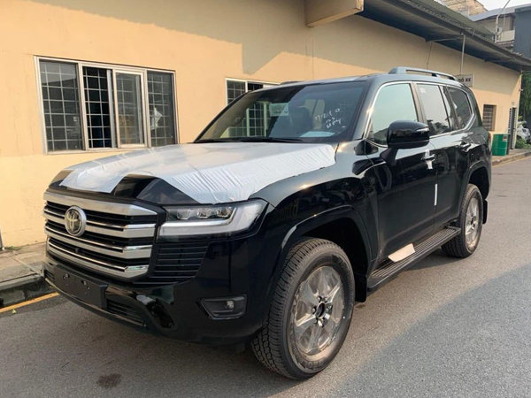 Lô Toyota Land Cruiser 2022 chính hãng đầu tiên cập bến Việt Nam: Giá khoảng 4,4 tỷ đồng, có chi tiết khác với công bố