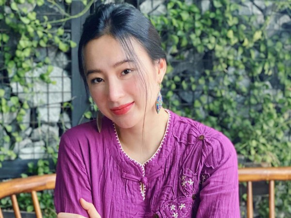 Angela Phương Trinh lại gây tranh cãi khi đăng tải hình ảnh bé gái và một con cóc kèm chia sẻ về nguyên nhân trẻ bị khuyết tật