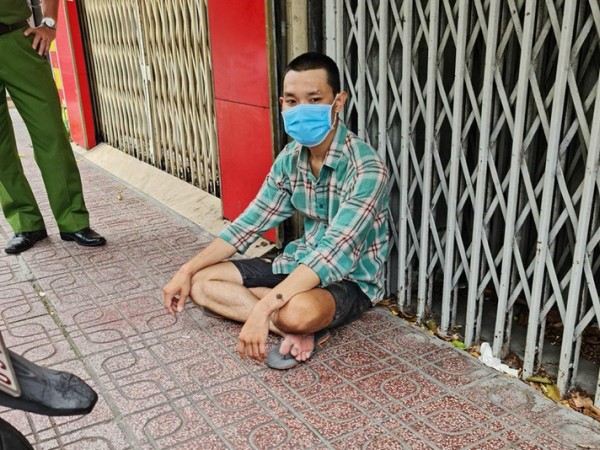 1 thanh niên đi cướp giật, vượt chốt kiểm soát