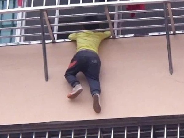Tai nạn thương tâm ở nhà cao tầng đã quá nhiều, các bậc cha mẹ phải làm ngay việc này để giữ an toàn cho trẻ nhỏ