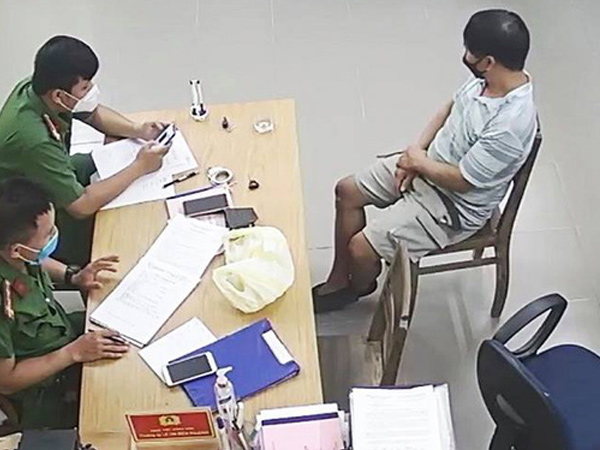 Tạm giữ người đàn ông chở vợ đi xem các chốt kiểm dịch, đòi kiểm tra giấy tờ của tổ công tác