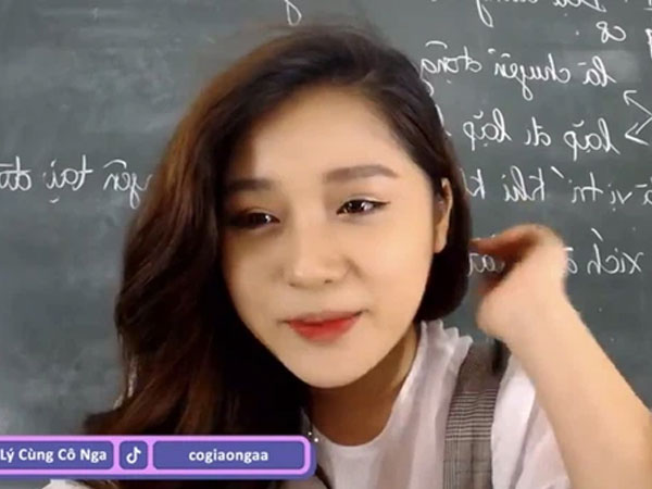 Xuất hiện thêm cô giáo Vật lý xinh như hotgirl livestream dạy học, có 1 điểm ăn đứt cô Minh Thu