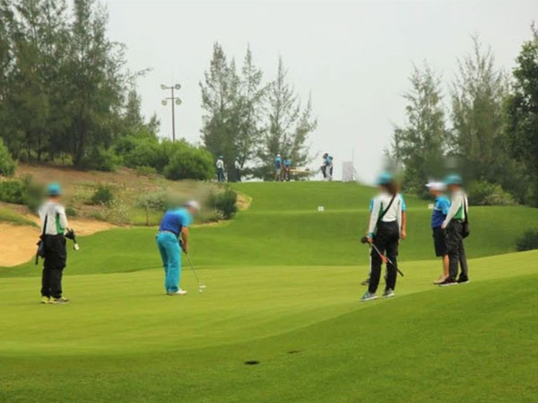 Tạm đình chỉ 15 ngày Phó Cục trưởng Cục Thuế tỉnh chơi golf giữa mùa dịch để kiểm điểm trách nhiệm