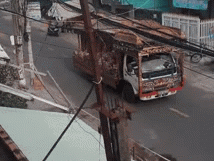 Chiếc xe tang lầm lũi chạy dọc khu phong tỏa, cảnh tượng bên trong khiến ai cũng bật ngửa