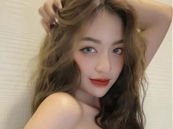Hot girl 'trứng rán' bỗng đại chiến dân mạng, tung 7749 cap màn hình căng đét: Drama gì nữa đây?