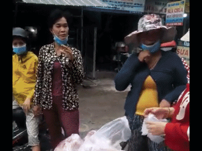 Từ chối em bé xin cơm từ thiện, nhà hảo tâm bị dân mạng phản ứng, nhưng sự thật đằng sau lại không hề đơn giản