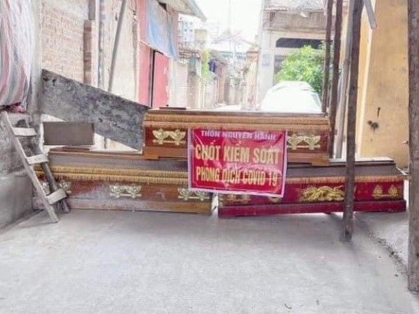 Hà Nội: Thót tim gặp chốt kiểm soát dịch dựng bằng 3 chiếc quan tài