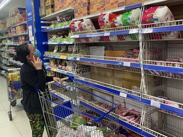 Vì sao các siêu thị ở TPHCM khan hiếm một số mặt hàng?