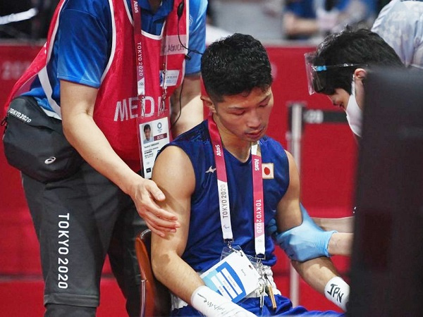 Bị đánh đến mức phải ngồi xe lăn, võ sĩ chủ nhà Nhật Bản vẫn bất ngờ giành huy chương Olympic