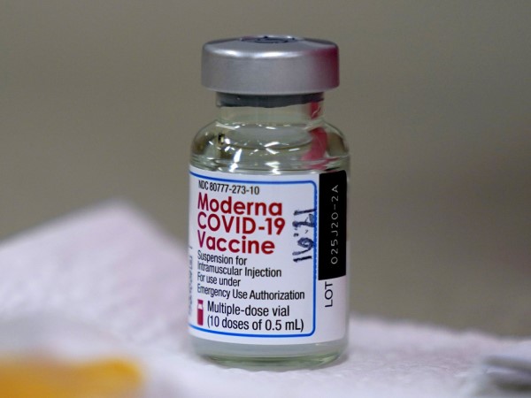 Moderna tuyên bố vaccine COVID-19 hiệu quả 93% sáu tháng sau tiêm