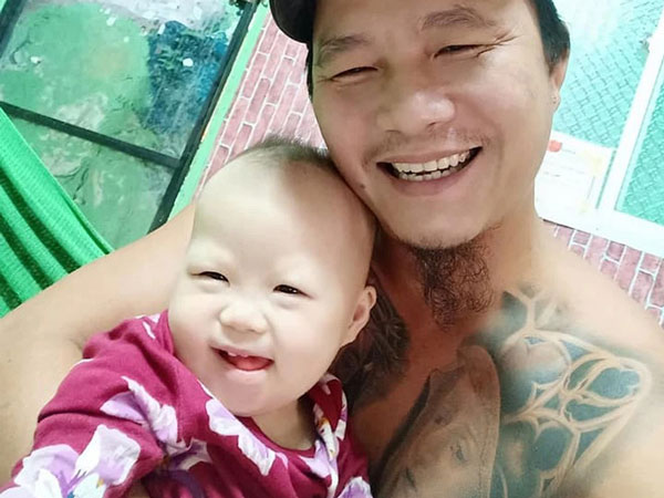 Anh Minh Râu bán rau kể thời khắc 'ngàn cân treo sợi tóc' của con gái út và thùng sữa mẹ gửi từ ân nhân xa lạ