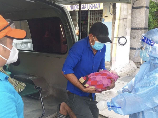 Vỡ òa chứng kiến bé trai chào đời ngay chốt kiểm dịch ở TP Thủ Dầu Một
