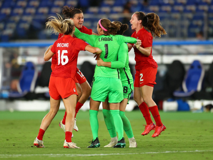 'Người nhện' Stephanie Labbe giúp Canada lần đầu đoạt HCV Olympic bóng đá nữ
