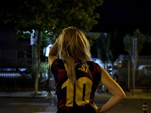 Fan Barca thức trắng đêm ngồi ngoài sân vận động lớn nhất châu Âu để ngóng tin Messi, không ai muốn nói với nhau một câu nào