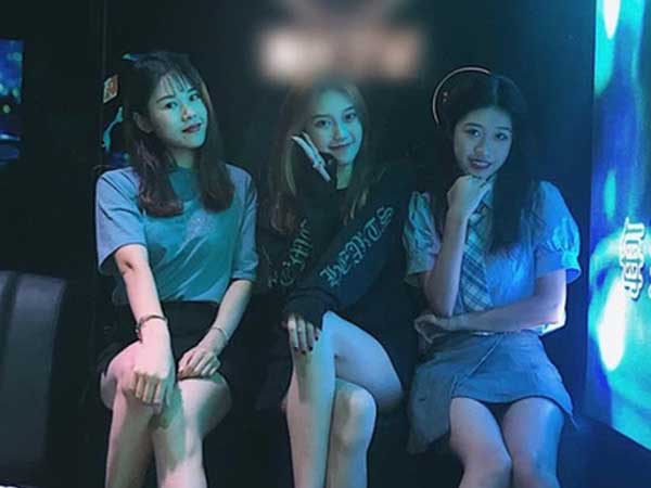 Vừa xinh đẹp lại hát hay, 'hoa khôi' 13 tuổi của quán karaoke khiến các nữ đồng nghiệp đỏ mắt ghen tị, liên thủ lập mưu hại đời cô bé