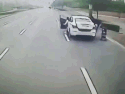 Video: Mở cửa ô tô không quan sát, nữ tài xế bị xe buýt tông tử vong