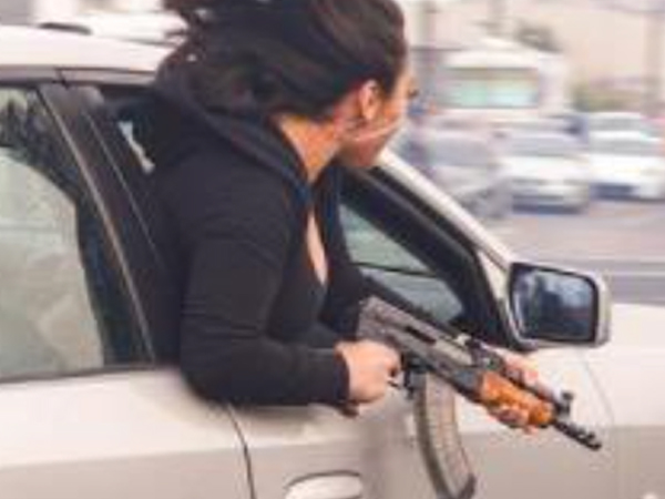 Mỹ: Người phụ nữ ôm AK-47 nhoài người ra cửa xe như phim hành động