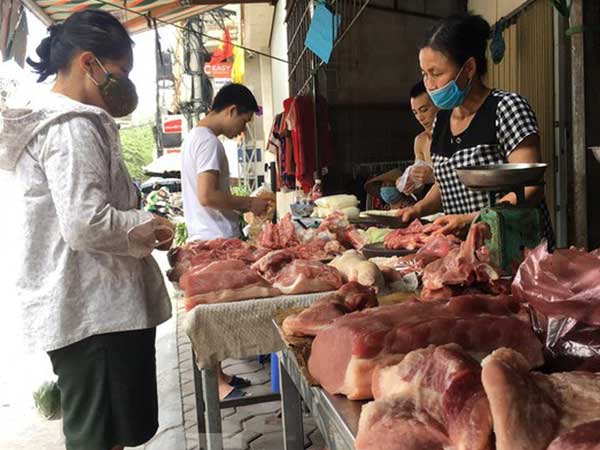 Nghịch lý thức ăn chăn nuôi đội giá, thịt lợn giảm sâu