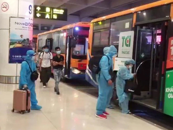 Hình ảnh xe buýt đưa đón công dân tại các khu cách ly
