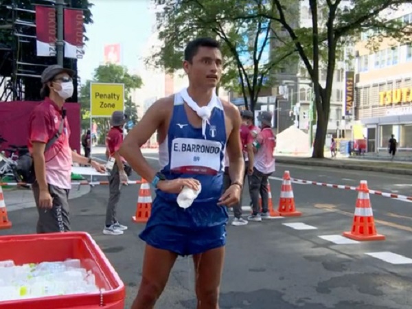 Lấy được chai nước khi đang tranh tài giữa trời nóng nực, VĐV Olympic có hành động 'nhạy cảm' khiến nhiều người phải quay đi