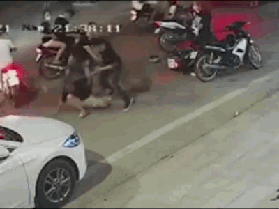 Video: 2 thanh niên chặn đường, đánh người đàn ông ngất xỉu rồi bỏ đi