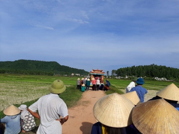 Người chồng bàng hoàng phát hiện vợ và 2 con trai tử vong dưới ao