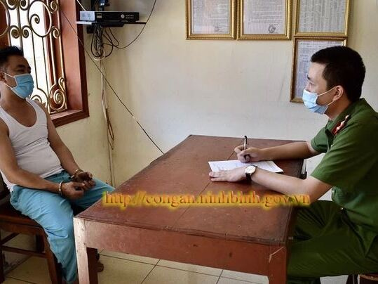 Nghi phạm chém người phụ nữ trong nhà nghỉ ở Ninh Bình đang bị truy nã vì tội giết người, quen nạn nhân trong khu cách ly